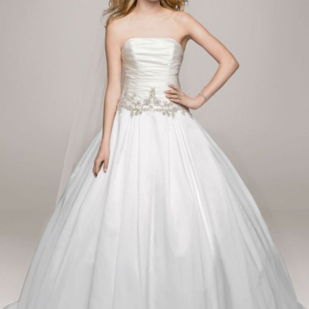NWOT / Davids Bridal Wedding Dress Size 4